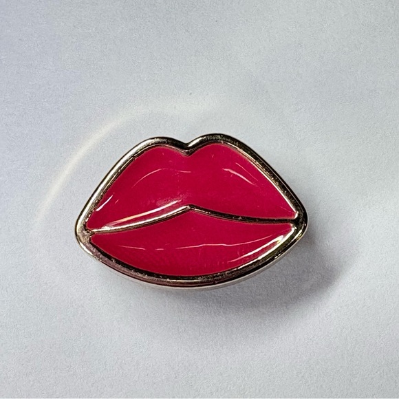 Croc Jibbitz Pink Lips Mouth Gold - Picture 2 of 5